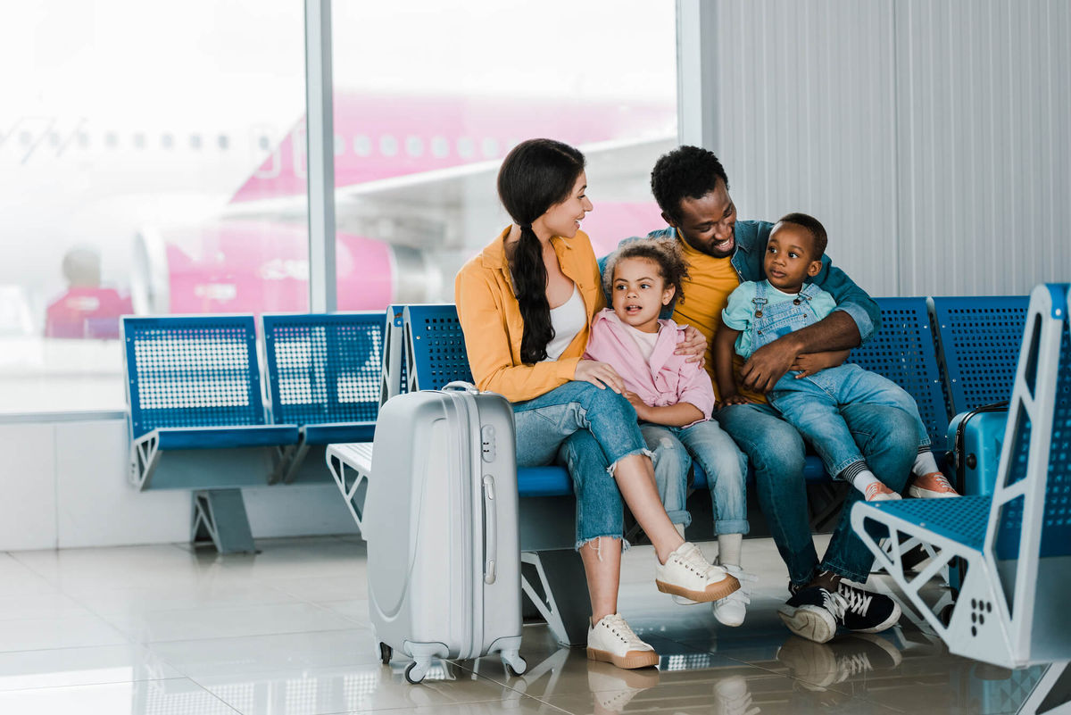 Tips para viajar en avión en familia este verano: ¿conoces tus derechos?