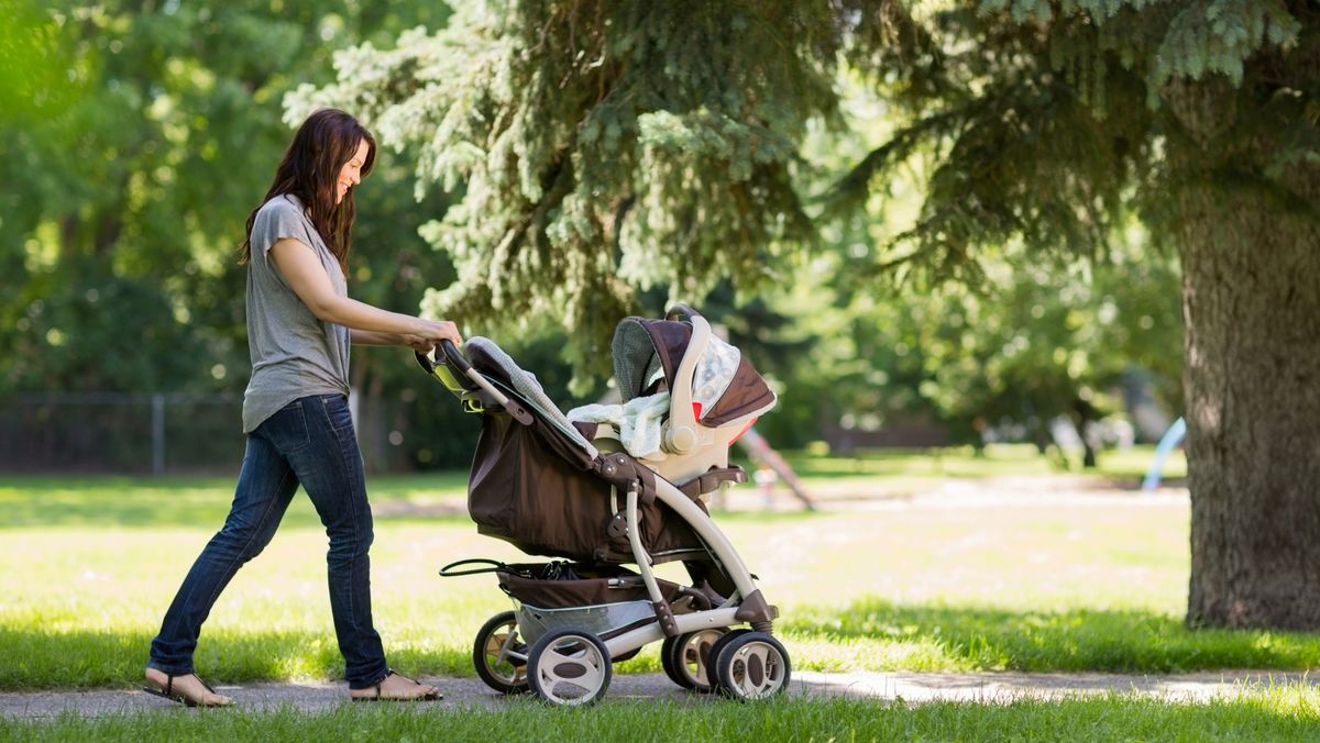 Posso levar um carrinho de bebê no avião? Descubra agora mesmo!