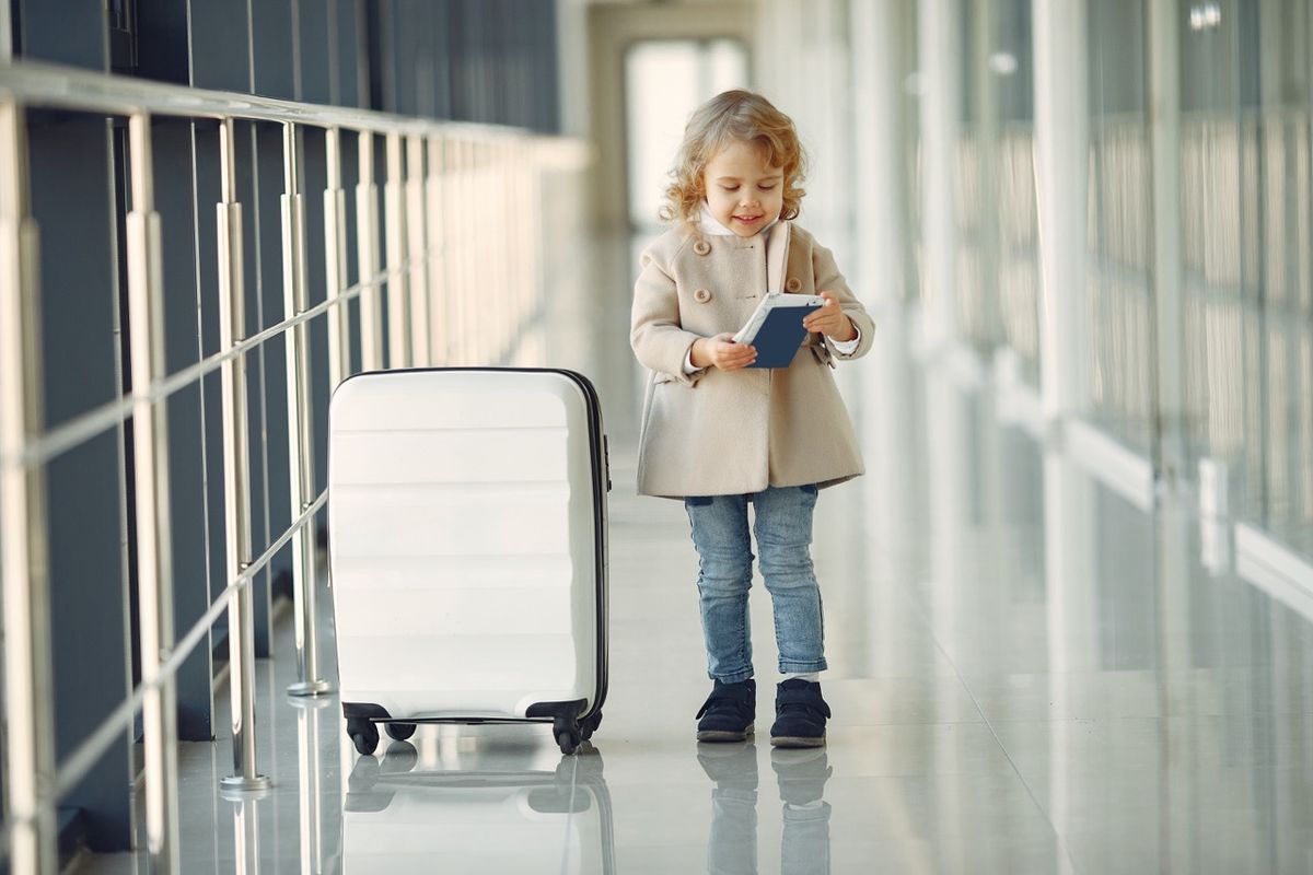 Menor pode viajar sozinho de avião? Quais são as condições?