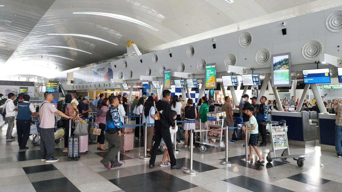 Passagers en file d'attente au comptoir d'enregistrement d'un aéroport en cas de vol annulé