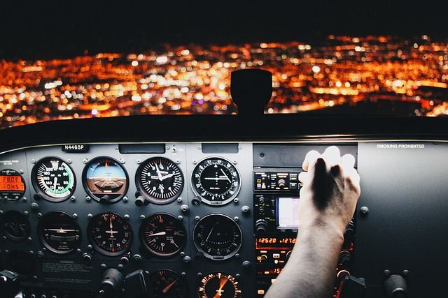 photo d'un pilote d'avion dans un cockpit