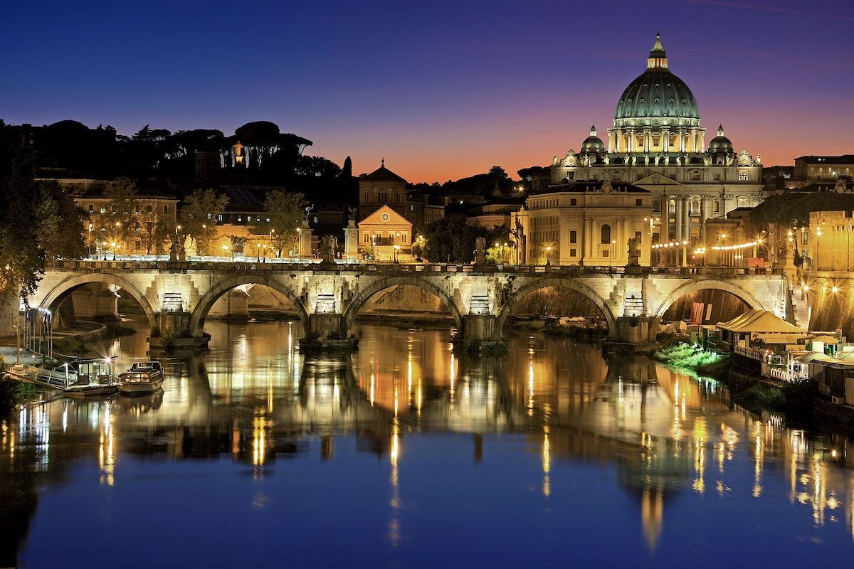 Roma, Lazio at night.