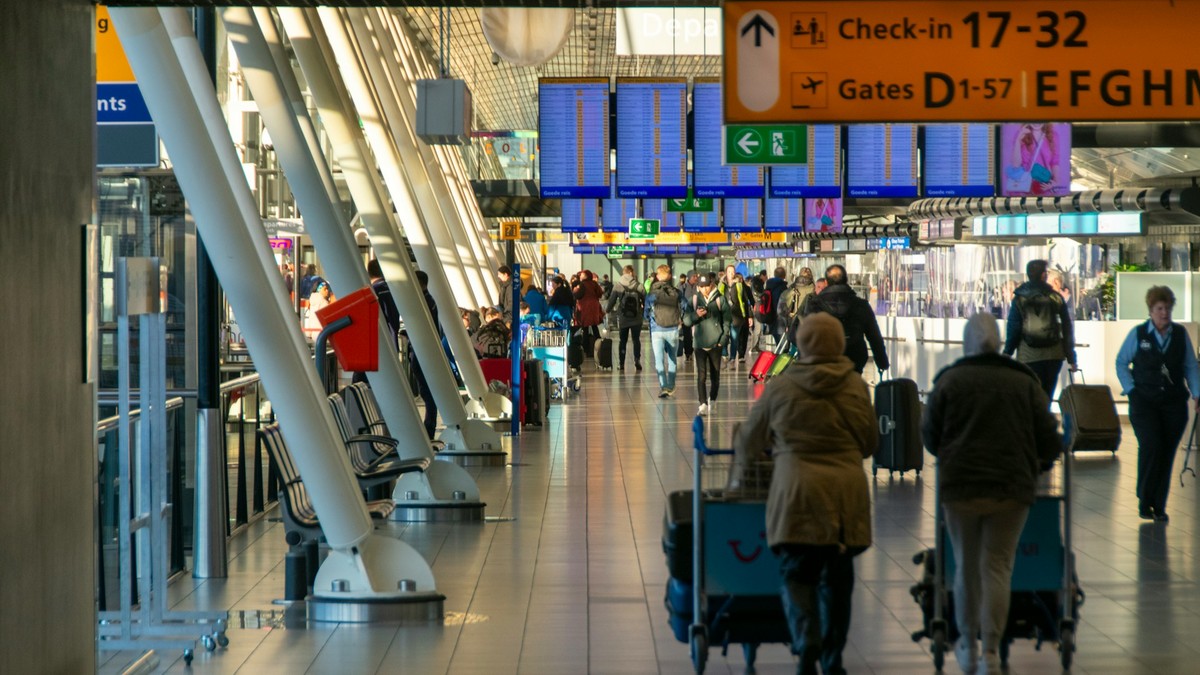 Zomerchaos op Schiphol vandaag? Dit zijn uw rechten bij vertraging of annulering