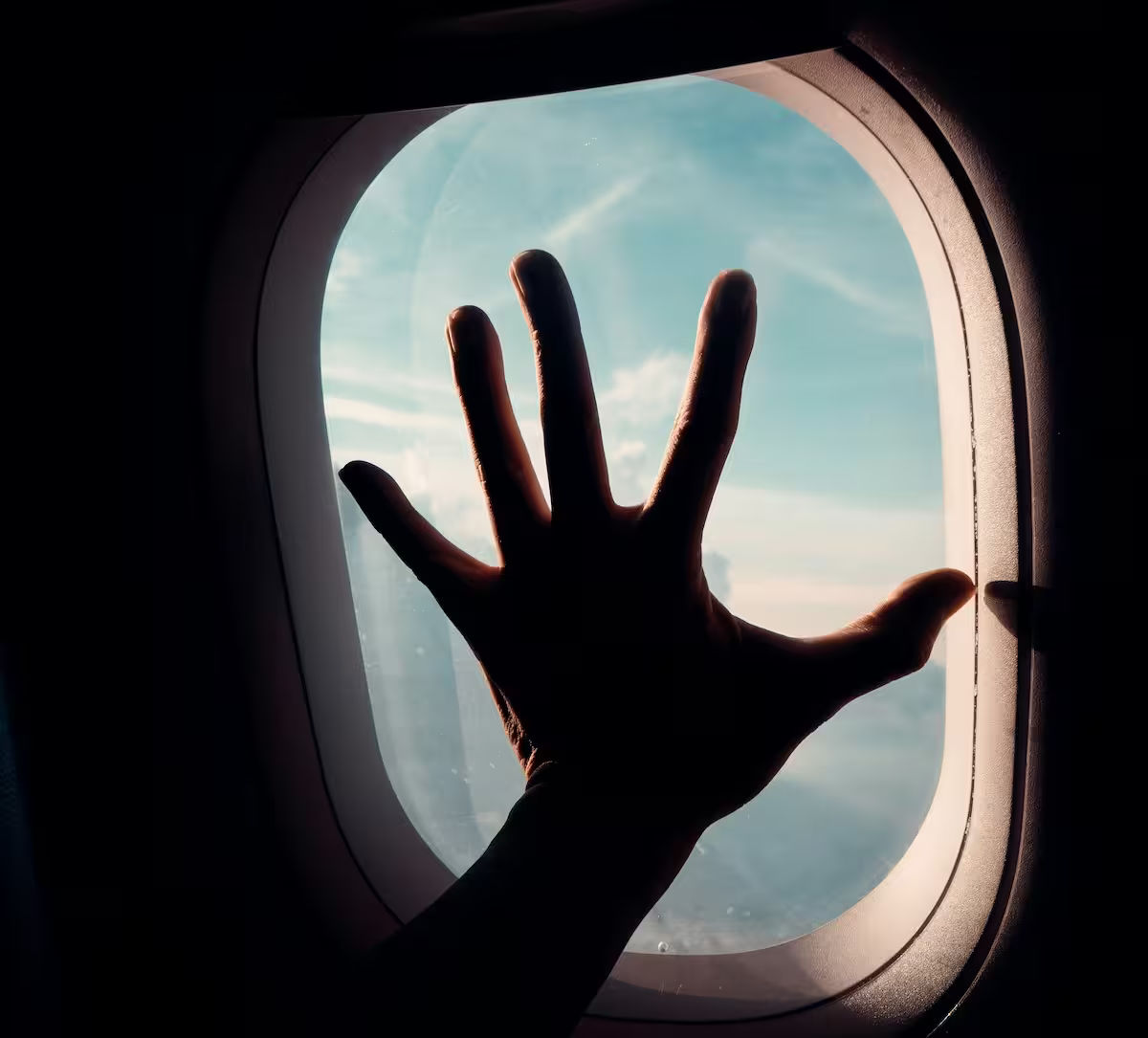 Uçak penceresi ve yolcu eli, hissedilen uçak korkusu