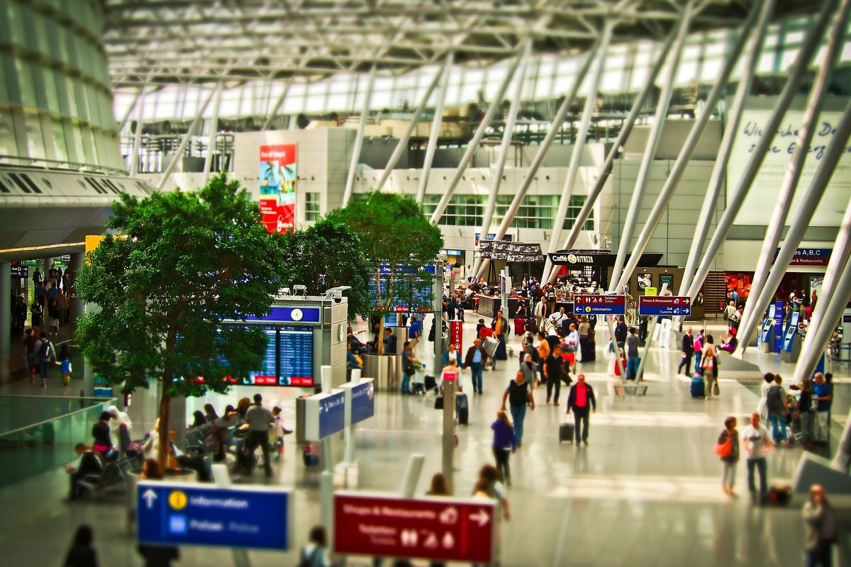 Pasajeros en la terminal de un aeropuerto