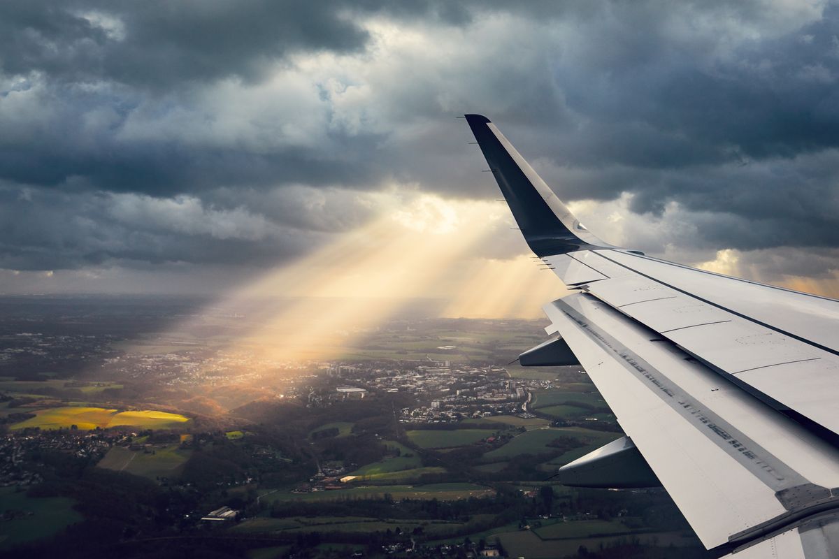 Avión volando a través de una tormenta de viento