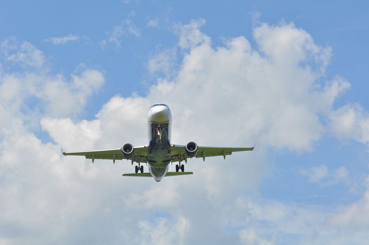 ¿Es seguro para una embarazada volar en avión?