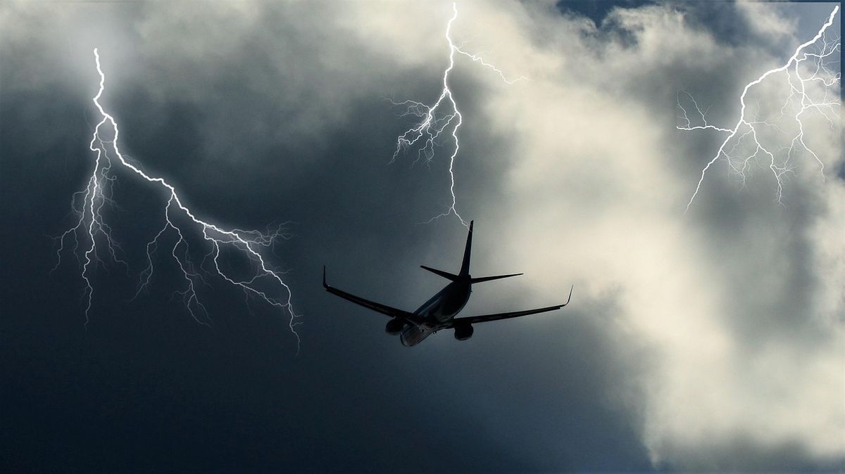 Avión volando a través de una tormenta