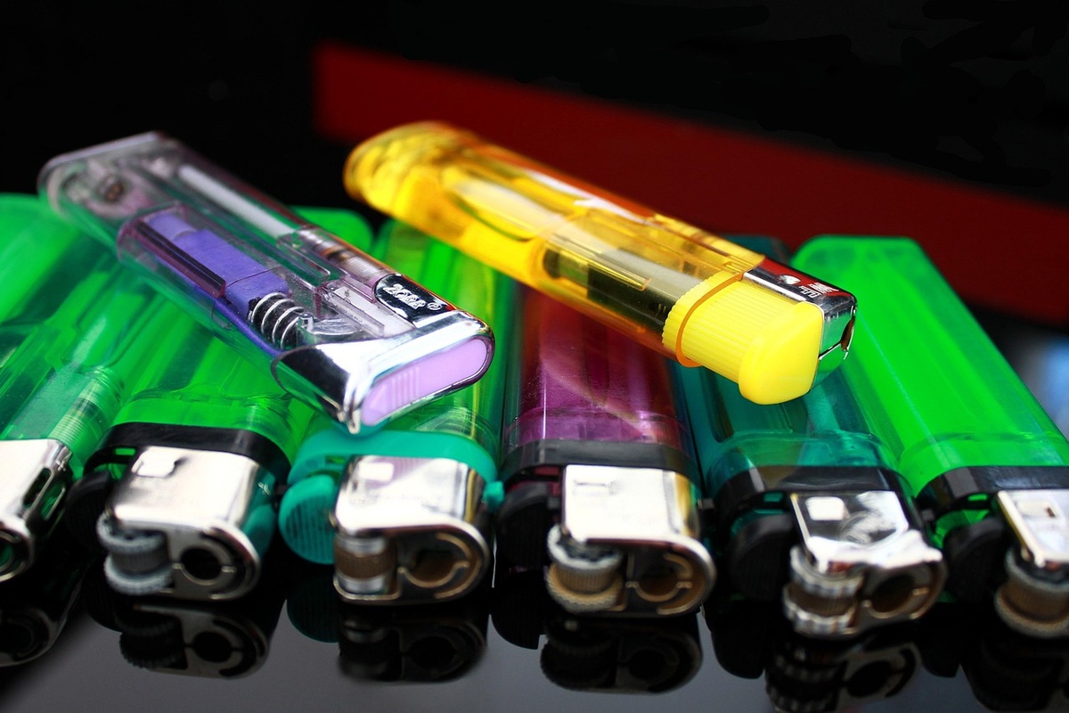 ¿Se puede llevar mechero y tabaco en el avión? Todo lo que debes saber
