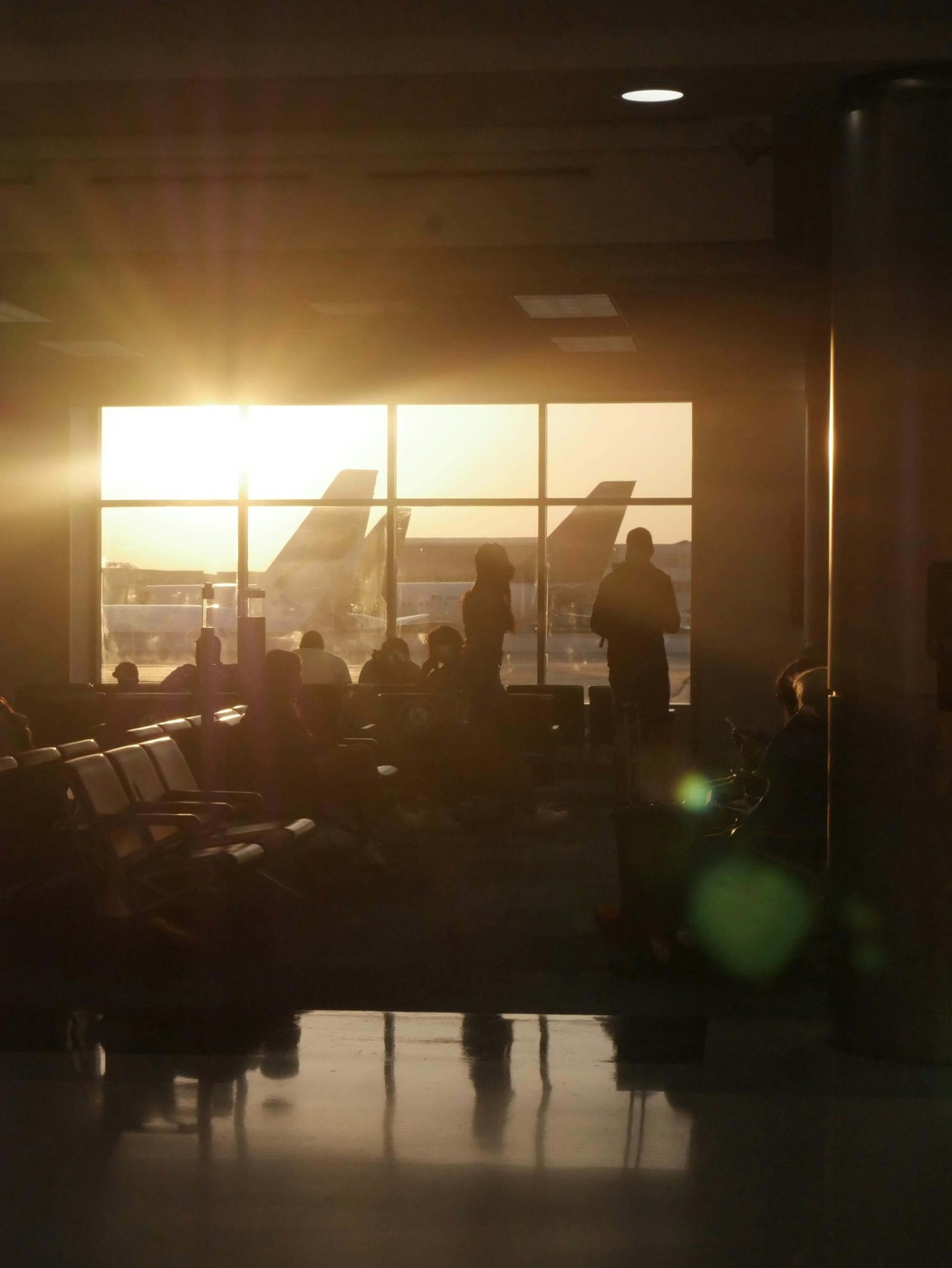 Pasajeros en la terminal del aeropuerto