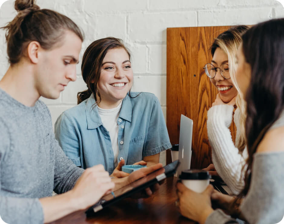 Двама приятели седят на летище и разговарят.