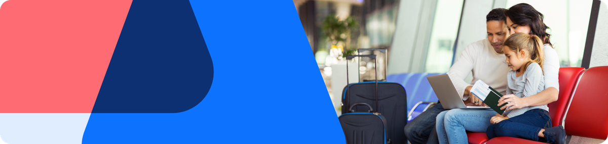 Image caption: Zwei Fluggäste, geschützt durch die Verordnung ANAC 400, blicken auf ihre Bordkarte.