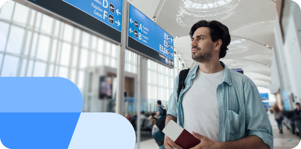 Passagier läuft durch den Flughafen Mallorca (PMI)