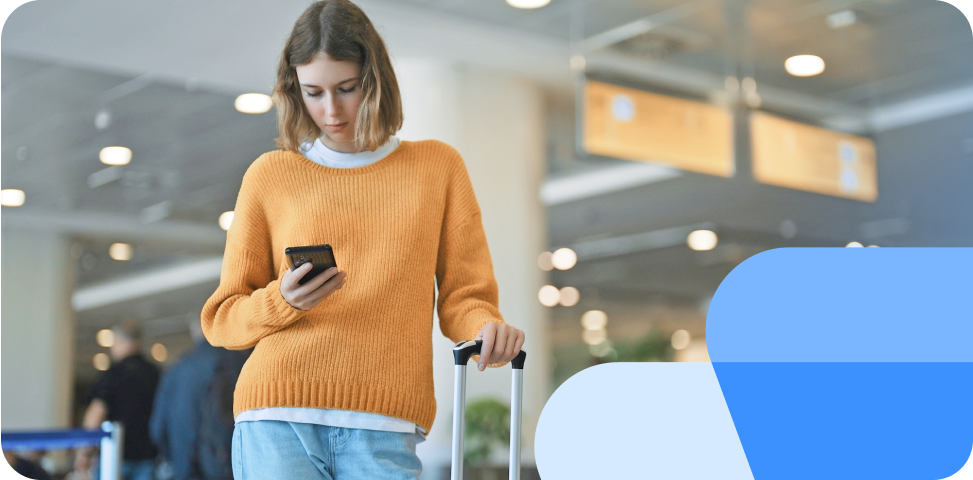 Passagierin prüft Ticket am Flughafen London Gatwick (LGW)