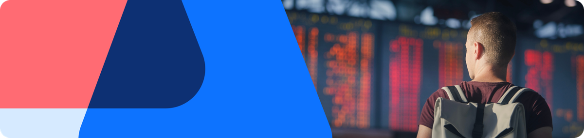 Indemnisation pour retard de vol - Passager attendant son vol retardé, avec le tableau des départs en arrière-plan.